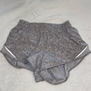 Hotty Hot Low-Rise Shorts 2.5 (Prism Dash Alpine White French Clay)